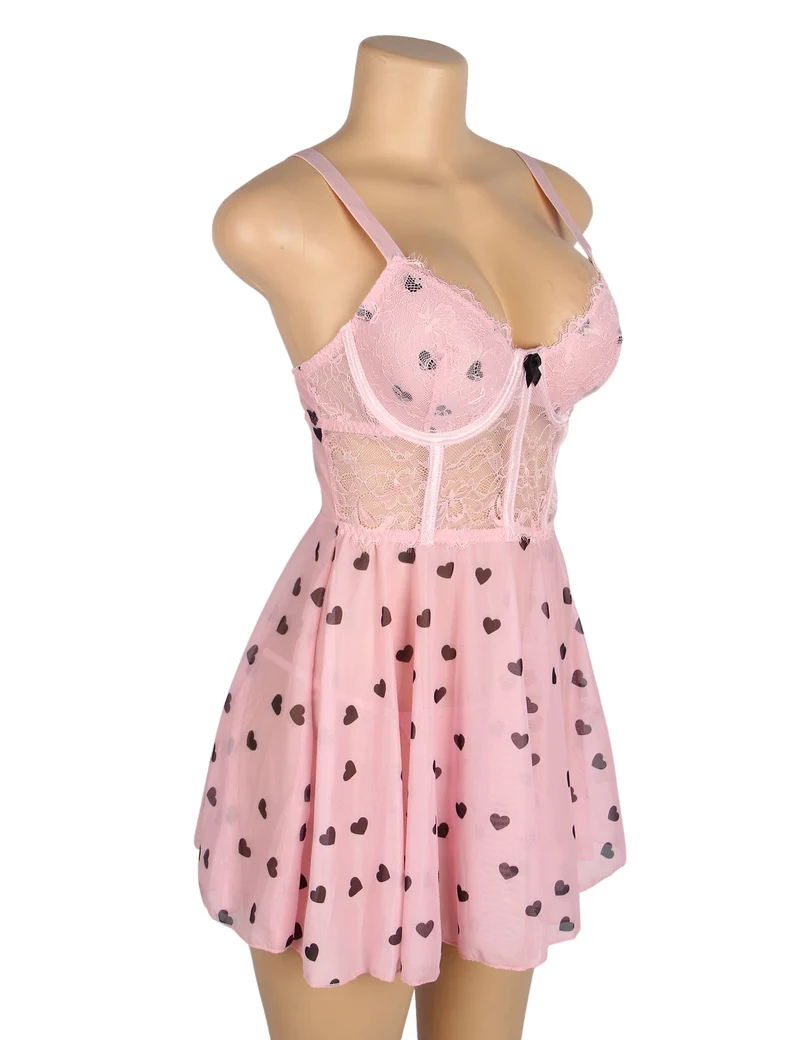 Babydoll-Set aus rosafarbenem Herzchen-Spitzenmesh mit Wimpernspitzenbesatz am Brustbereich, Schleifenakzent und passendem T-Shirt.