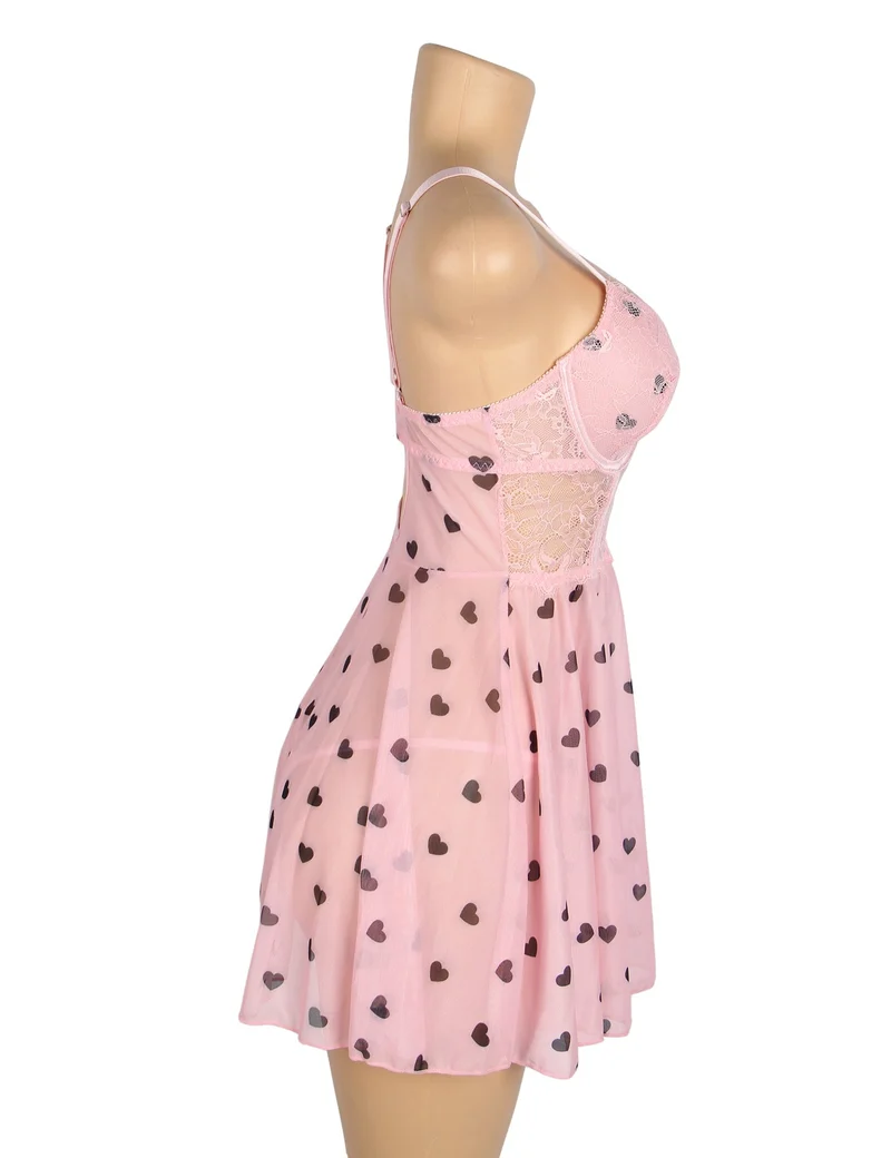 Babydoll-Set aus rosafarbenem Herzchen-Spitzenmesh mit Wimpernspitzenbesatz am Brustbereich, Schleifenakzent und passendem T-Shirt.