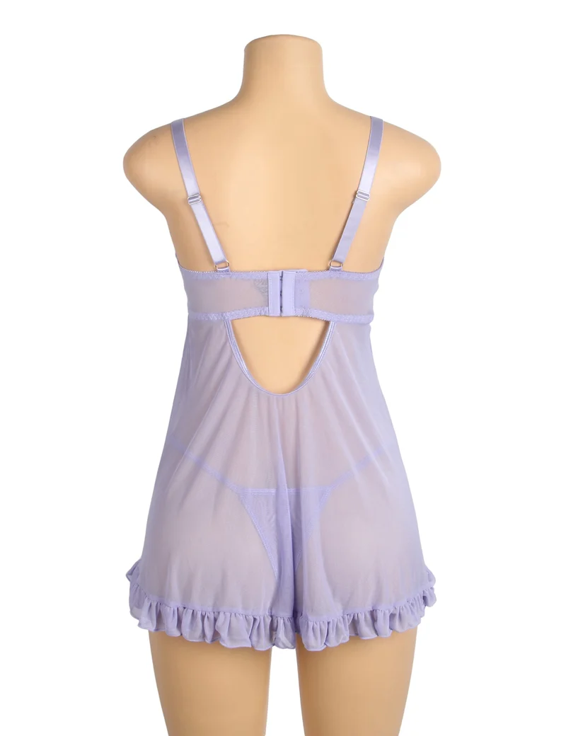 Lila Babydoll aus Netzstoff mit 3D-Blumenstickerei, Schleifenverzierung, Rüschensaum, formgebendem Oberteil und passendem Höschen.