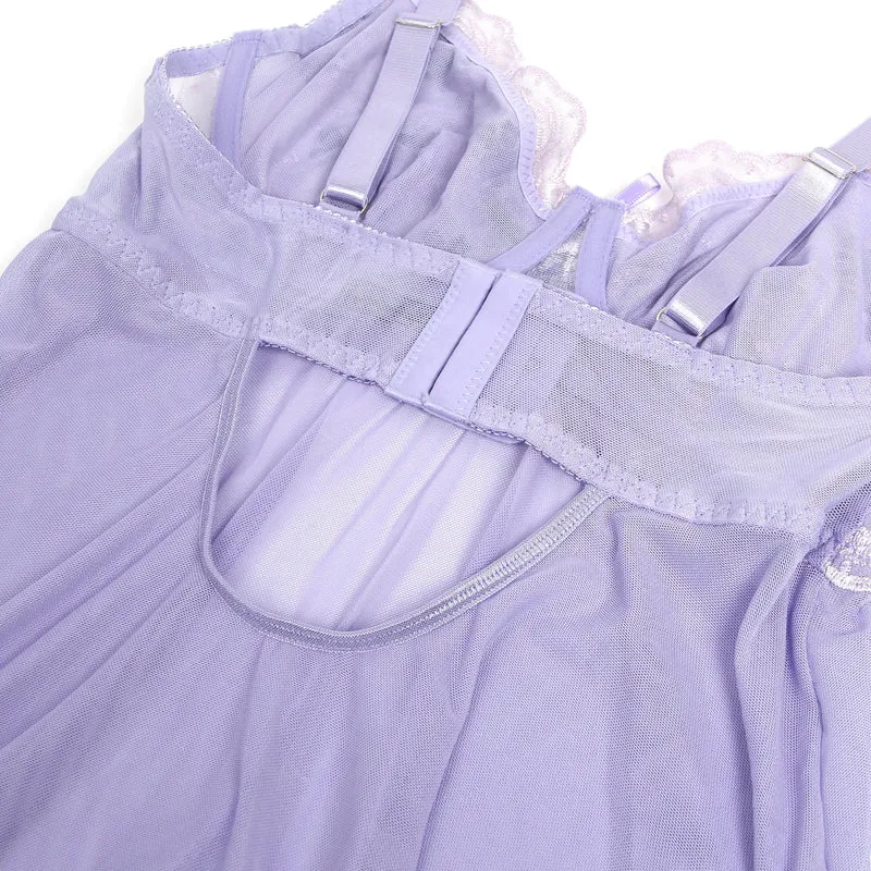 Lila Babydoll aus Netzstoff mit 3D-Blumenstickerei, Schleifenverzierung, Rüschensaum, formgebendem Oberteil und passendem Höschen.