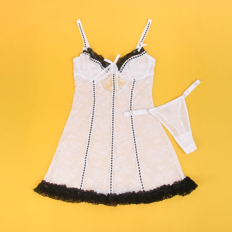 Weißes Babydoll aus Spitze mit Rüschensaum, Bügel-BH, hohlem Rückenausschnitt und Schleife sowie passendes Spitzen-T-Hose-Set