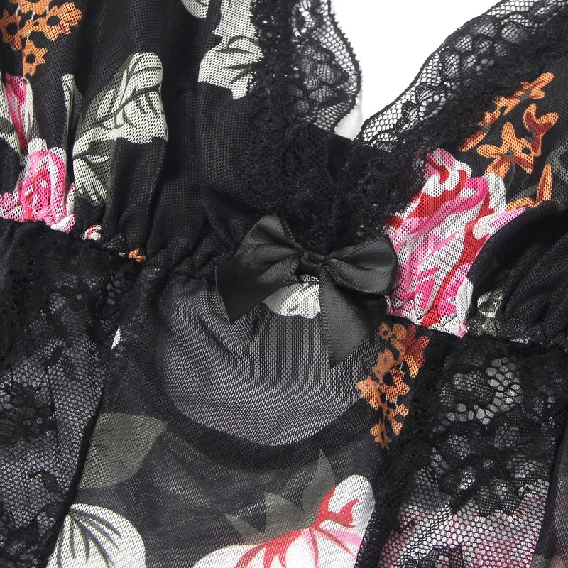 Langes Nachthemd aus floral bedrucktem Mesh und Spitze mit gefüttertem Oberteil, hohem Schlitz vorne, offenem Rücken und T-Rücken-Set