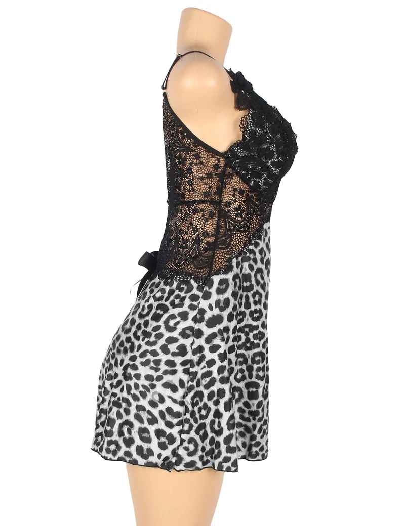 Babydoll mit gelb-weißem Leopardenmuster, tiefem V-Ausschnitt, Spitzenbesatz, floraler Applikation am Träger und String.
