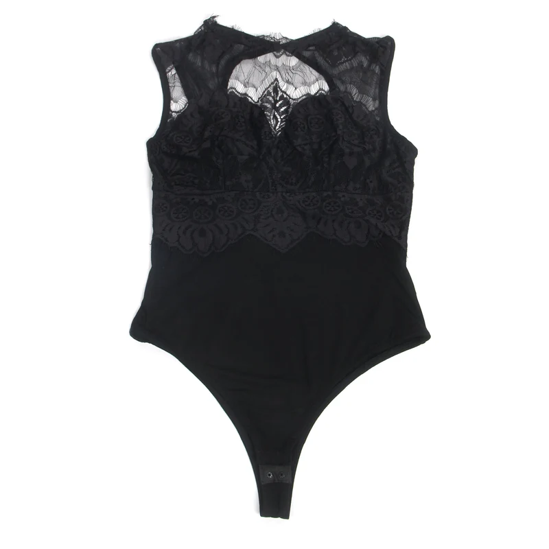 Schwarzer ärmelloser Body – Brustpartie mit Wimpernspitze, Rückenpartie mit Perlmuttknöpfen und Netzgewebe.
