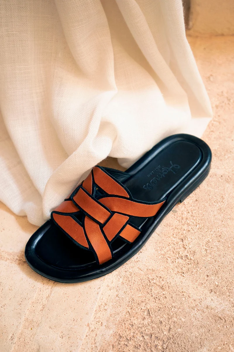 Dalia Sierra Sella Black