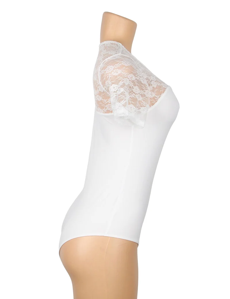 Weißer Body mit Spitzeneinsatz, kurzen Ärmeln, Rundhalsausschnitt und Druckknöpfen im Schritt