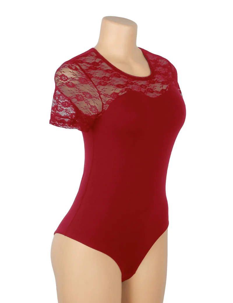 Roter Body mit Spitzeneinsatz, kurzen Ärmeln, Rundhalsausschnitt und Druckknöpfen im Schritt