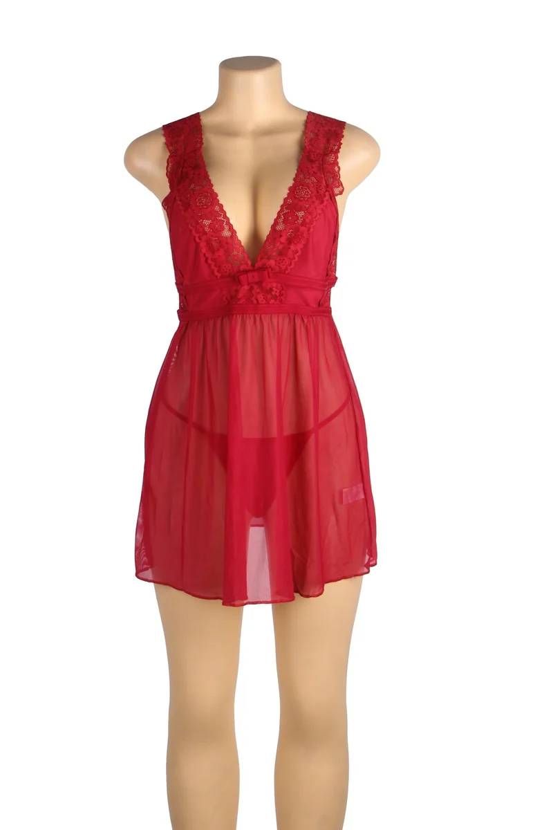 Burgunderrotes Babydoll aus Mesh mit tiefem V-Ausschnitt, Spitzenbesatz, offenem Rücken und passendem String-Set