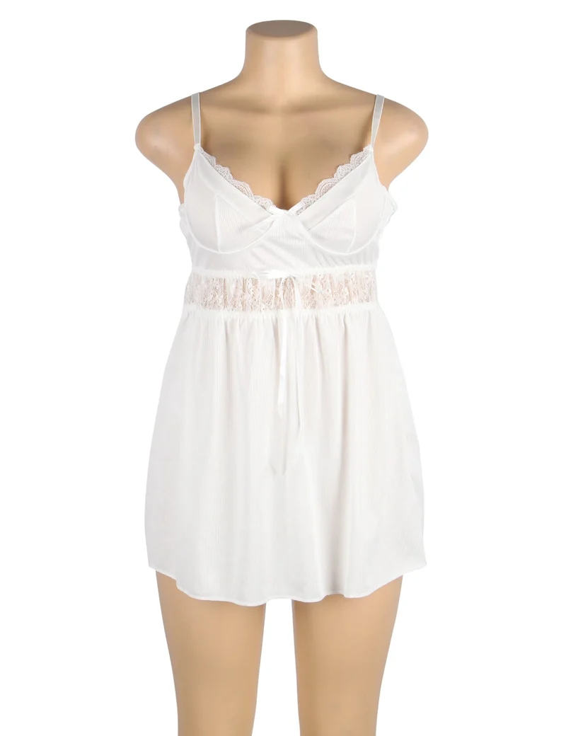 Weißes, geripptes Babydoll aus Stoff mit V-Ausschnitt, Trägern, Spitzenbesatz an Cups und Unterbrust, Schleife und passendem String-Tanga.
