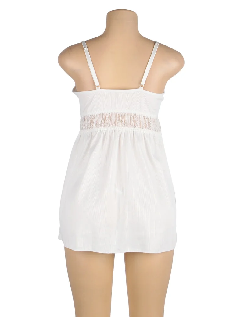 Weißes, geripptes Babydoll aus Stoff mit V-Ausschnitt, Trägern, Spitzenbesatz an Cups und Unterbrust, Schleife und passendem String-Tanga.