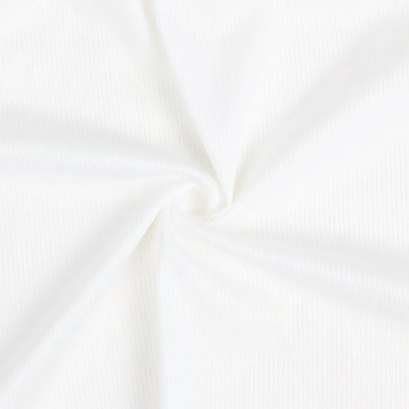 Weißes, geripptes Babydoll aus Stoff mit V-Ausschnitt, Trägern, Spitzenbesatz an Cups und Unterbrust, Schleife und passendem String-Tanga.