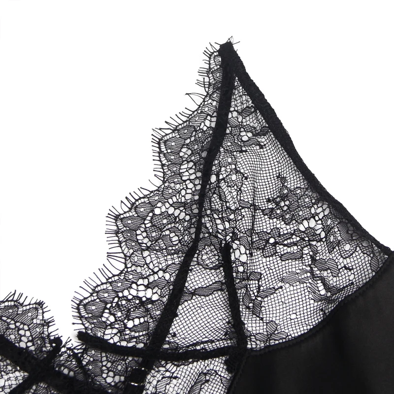 Schwarzes Babydoll mit tiefem V-Ausschnitt, Brustpartie aus Wimpernspitze, gekreuztem, offenem Rückenausschnitt und verstellbaren Trägern