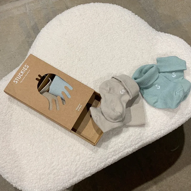 STUCKIES Neugeborenensocken mit nahtloser Zehenpartie und rutschfestem Verschluss – 4er-Pack – Blossom