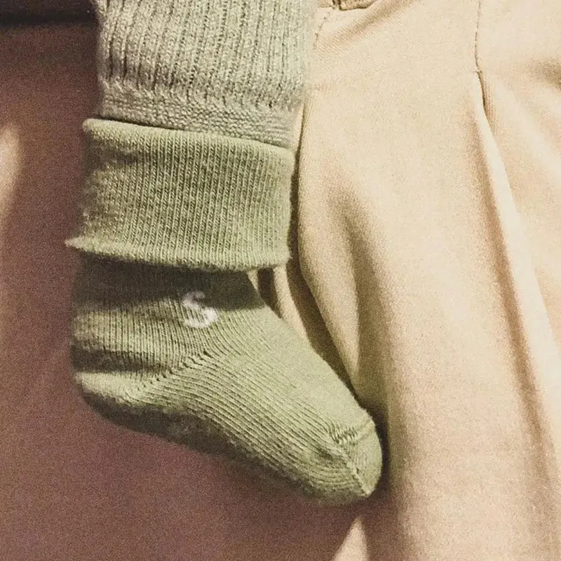 STUCKIES Neugeborenensocken mit nahtloser Zehenpartie und rutschfestem Verschluss – 4er-Pack – Blossom