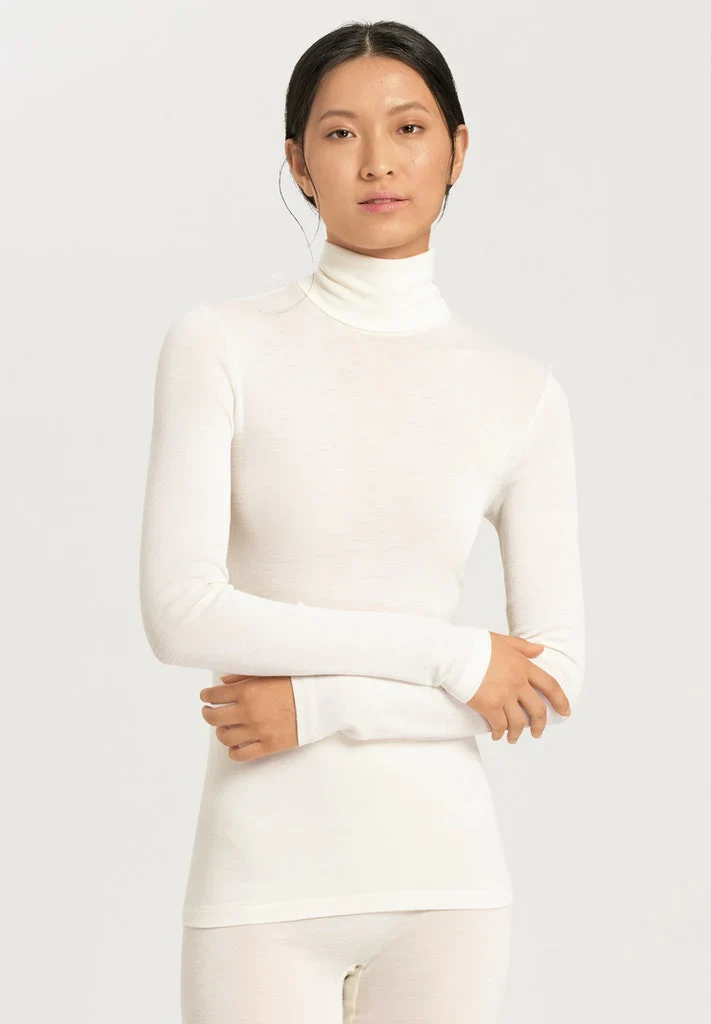 Woolen Silk Turtle Neck Long Sleeved Top Cygne