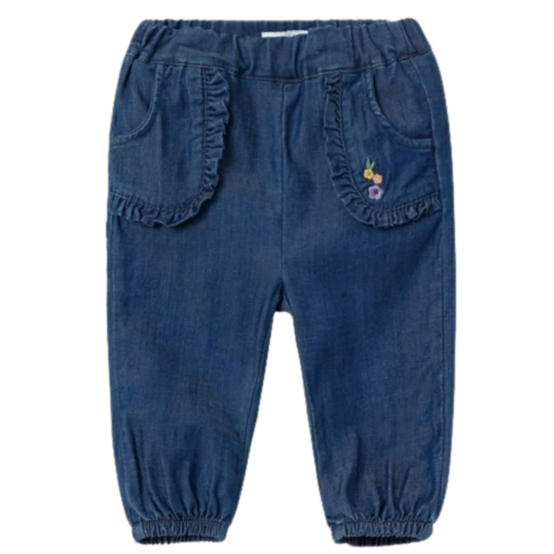 Die lässige Baggy-Jeans Bella aus dunkelblauem Denim mit Rüschen und Stickereien ist ein echter Hingucker.