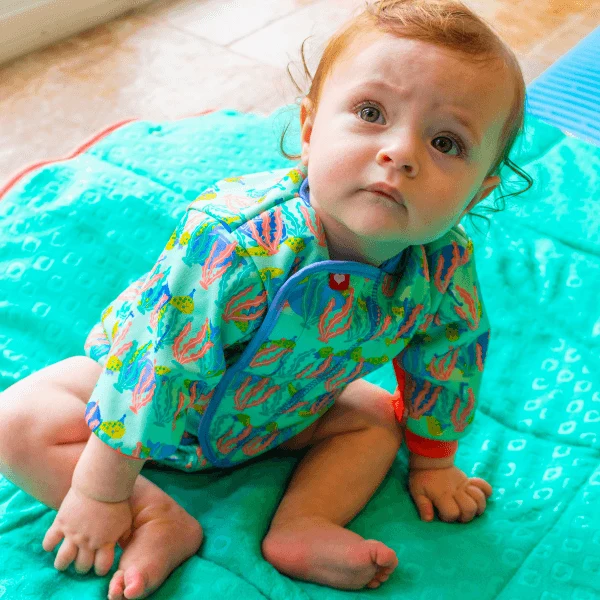 Leicht gefütterter Babybadeanzug mit Schwimmwindel - Baby Cosy Suit - Schildkröten