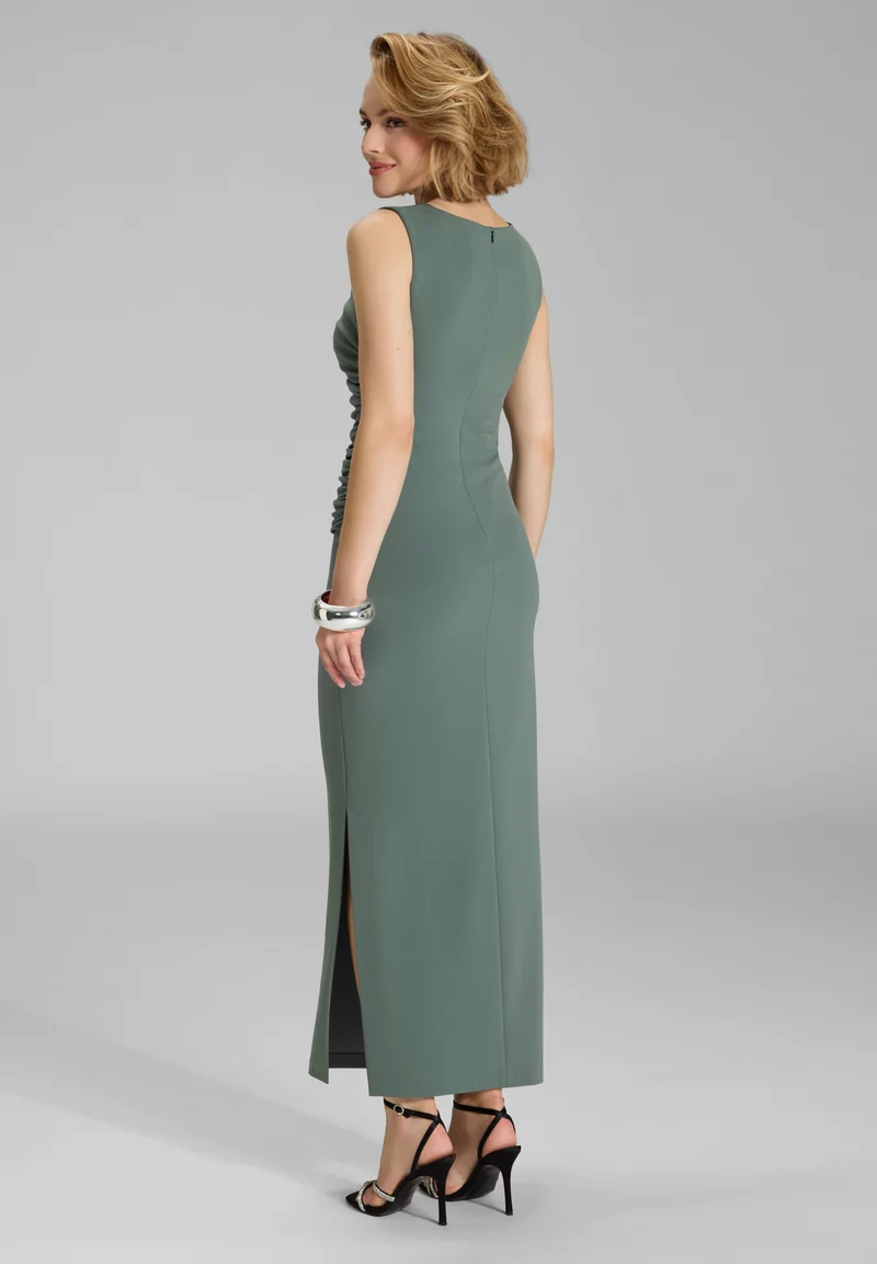 Abendkleid aus Crepe Jersey mit Drapierung und Zierschnalle