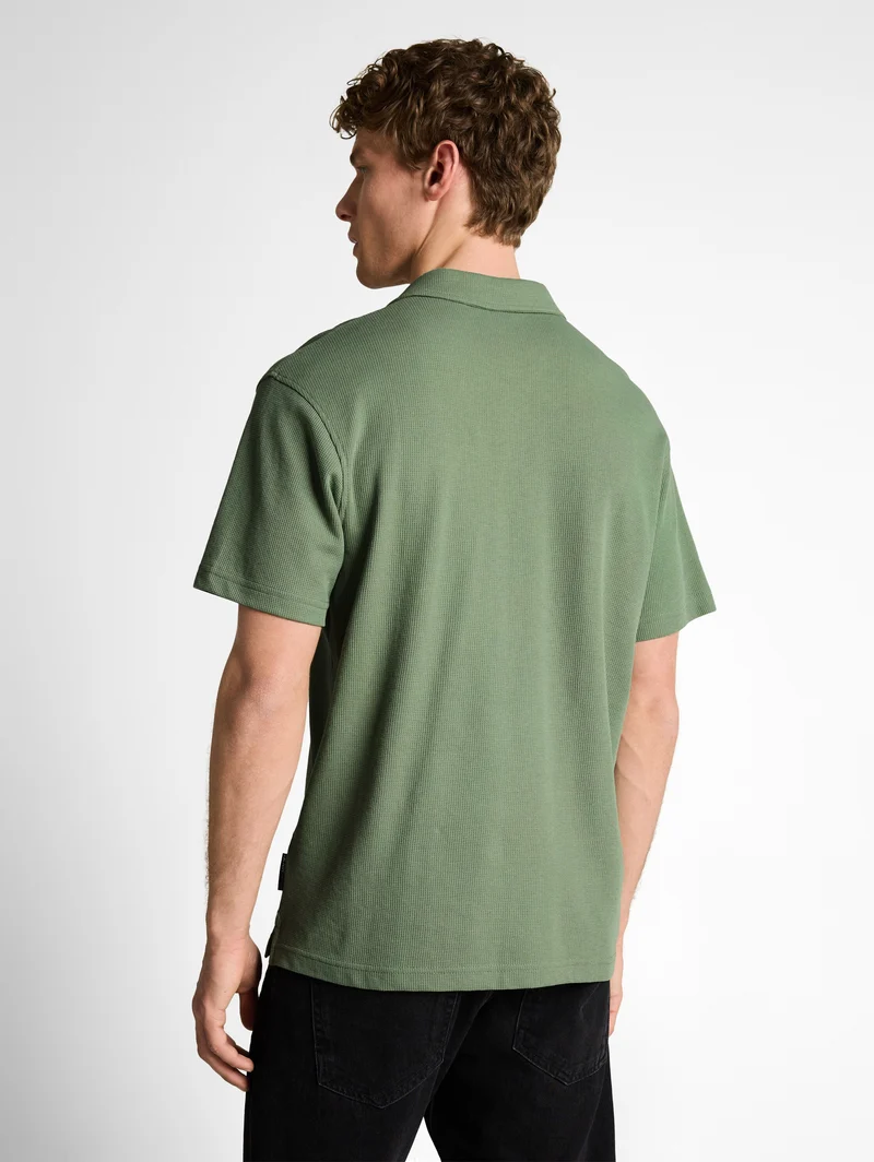 Relaxed Fit Resort Poloshirt mit Waffelstruktur