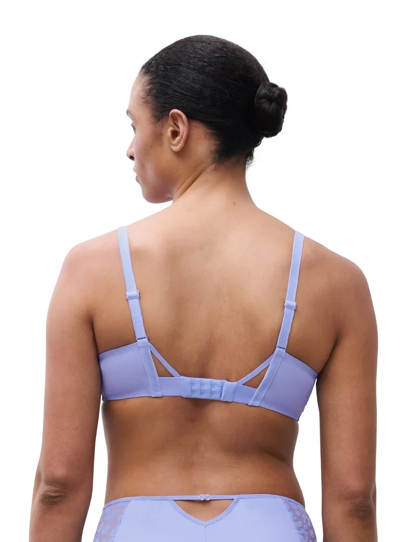 Chantelle – Mädchen, die einen Bügel-BH verdecken, Kornblumen