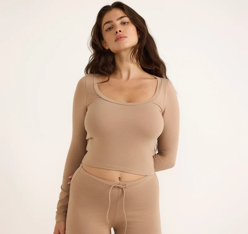 Everyday Scoop Neck Long Sleeve Tee