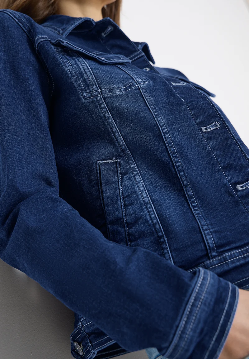 Jeansjacke mit Brusttaschen und Knöpfen