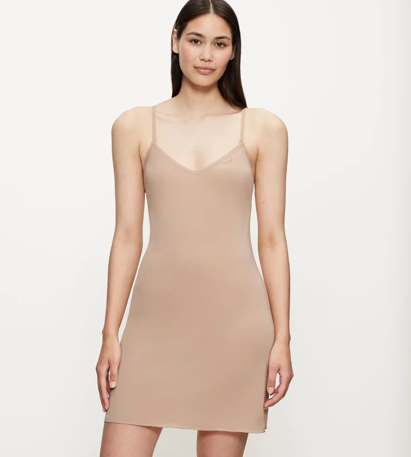 Triumph – Körper-Make-up-Essentials: Kleid für glatte Haut