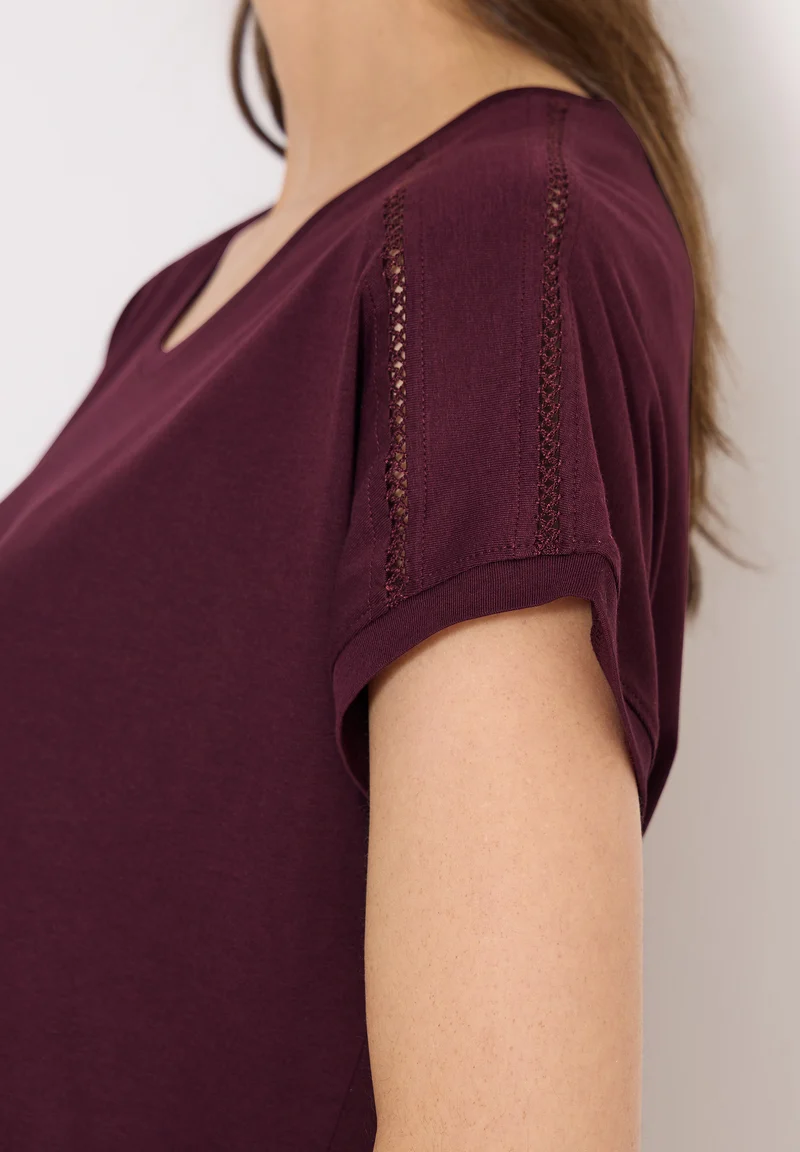 T-Shirt mit V-Neck und Spitzendetail
