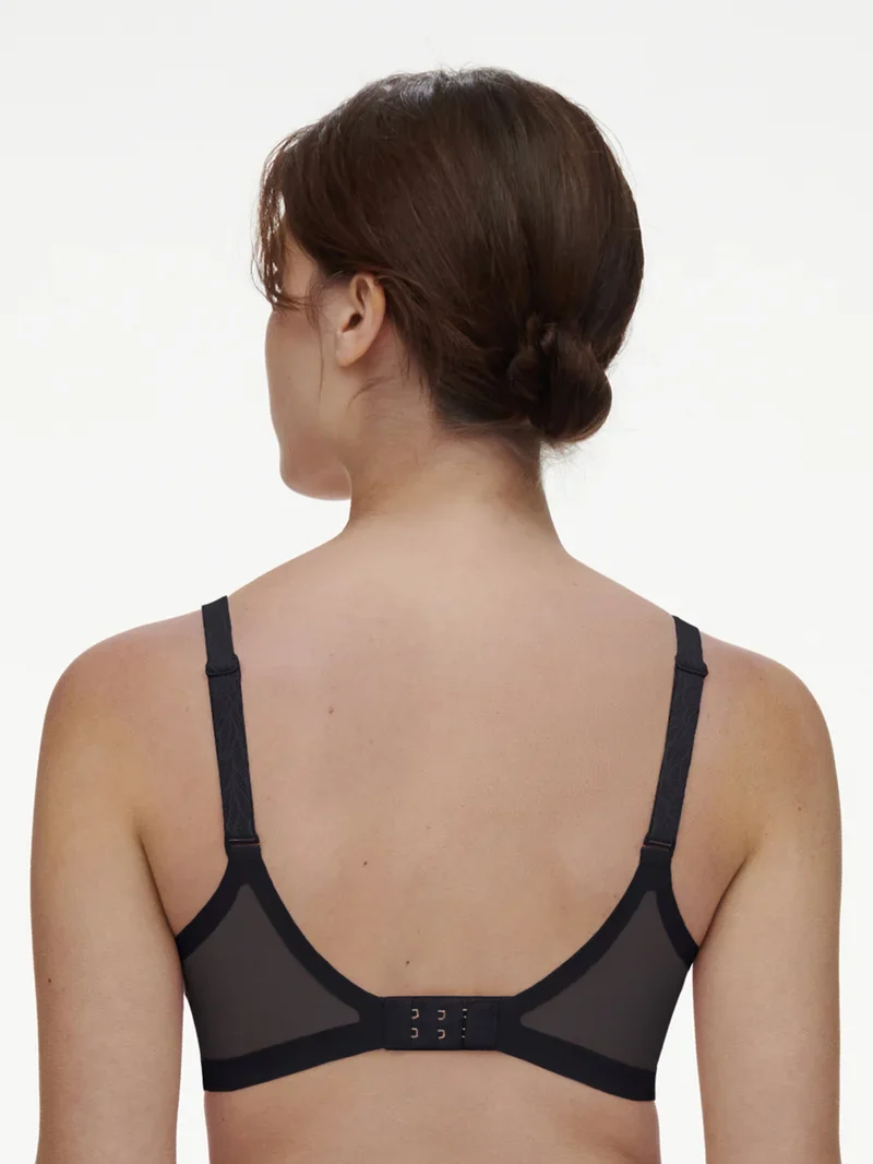 Chantelle - Geformter BH aus reiner Spitze in Schwarz