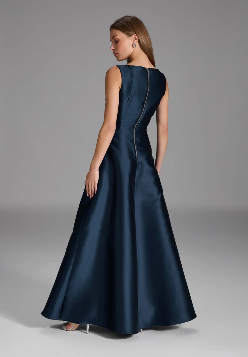Robenartiges Abendkleid mit Eingrifftaschen