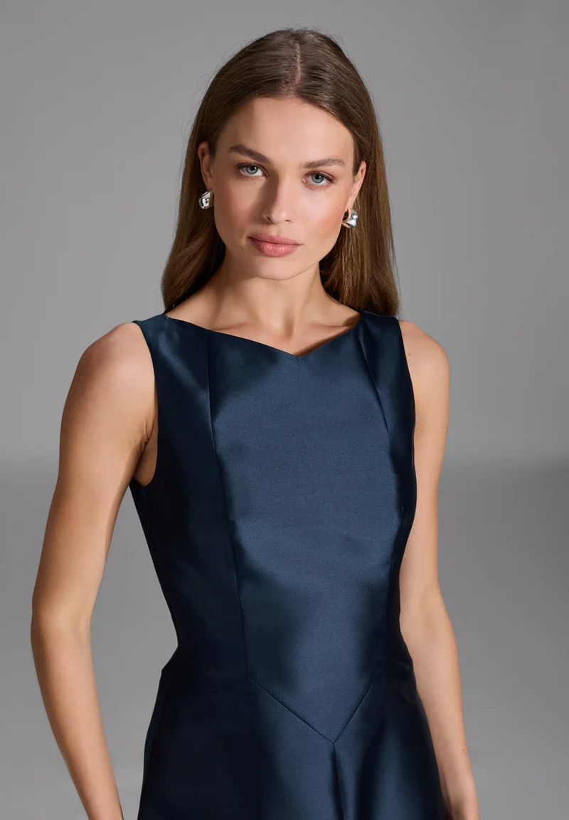 Robenartiges Abendkleid mit Eingrifftaschen
