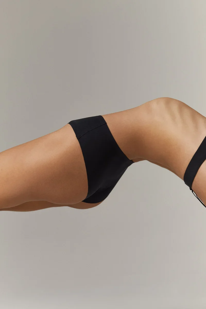 Aruelle - Devon Brazilian-Slip mit lasergeschnittenen Kanten und mittlerer Taille, Schwarz