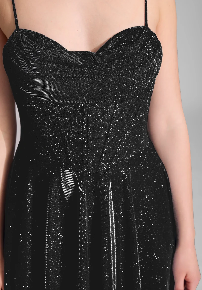 Schimmerndes Abendkleid mit Drapierung