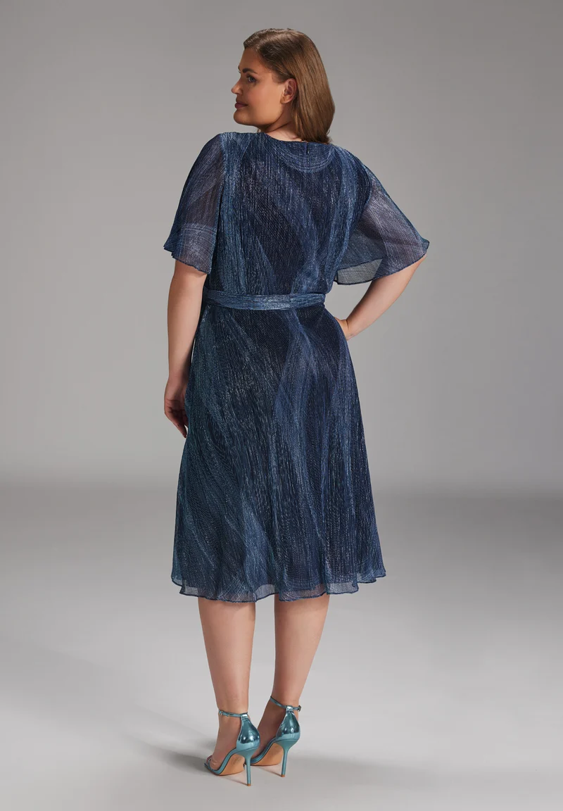 Curve / Plisseekleid mit Metalliceffekten