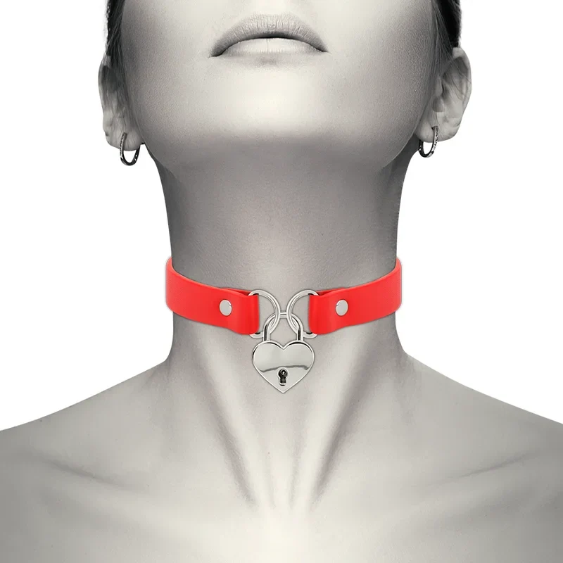 COQUETTE CHIC DESIRE - ROTE HALSKETTE AUS VEGANEM LEDER MIT HERZ-ACCESSOIRE MIT SCHLÜSSEL
