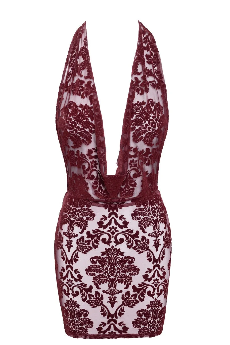 Royal Kink: Burgunder Minikleid mit Glamour-Faktor